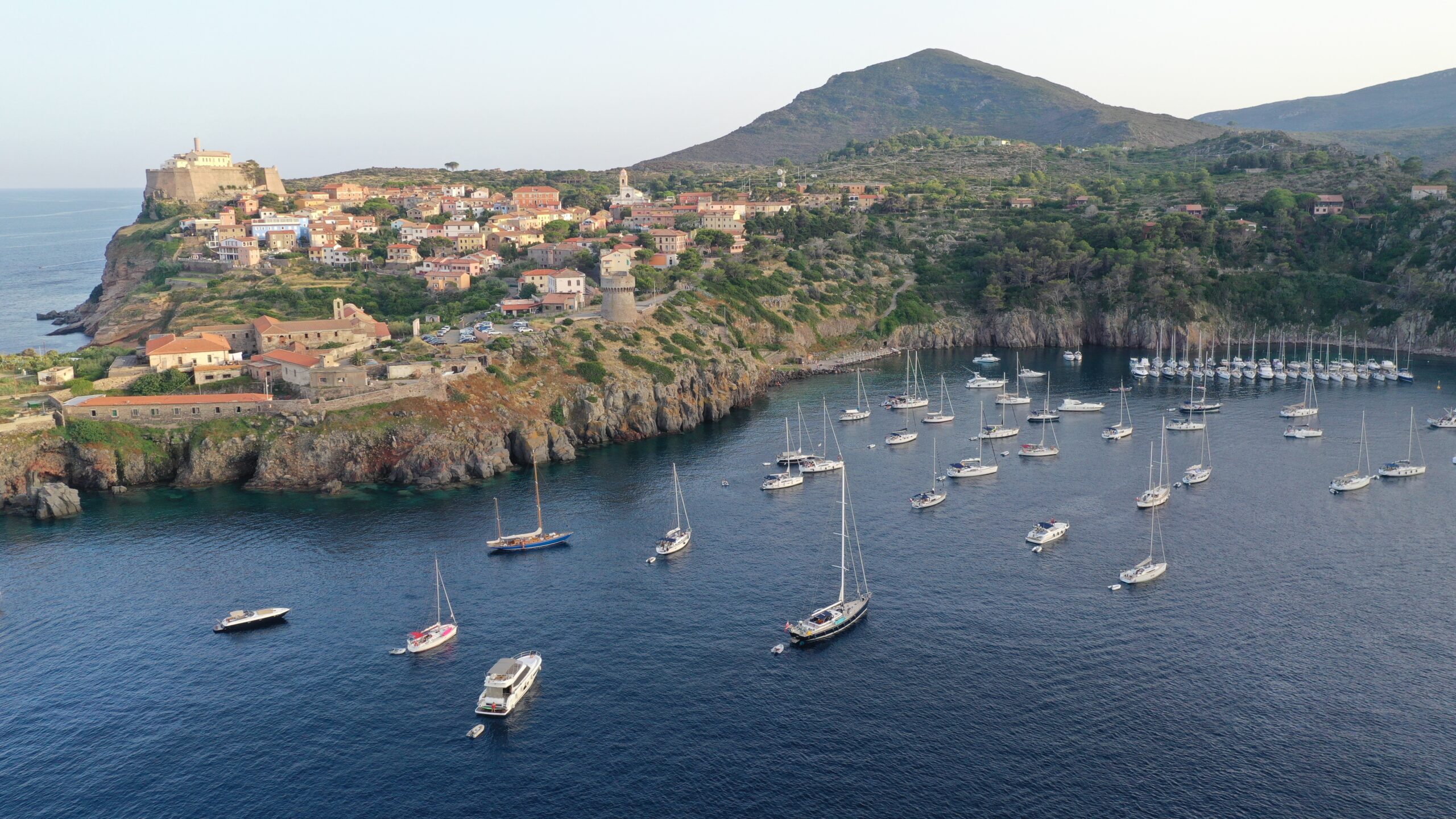 Isola Capraia castello e rada